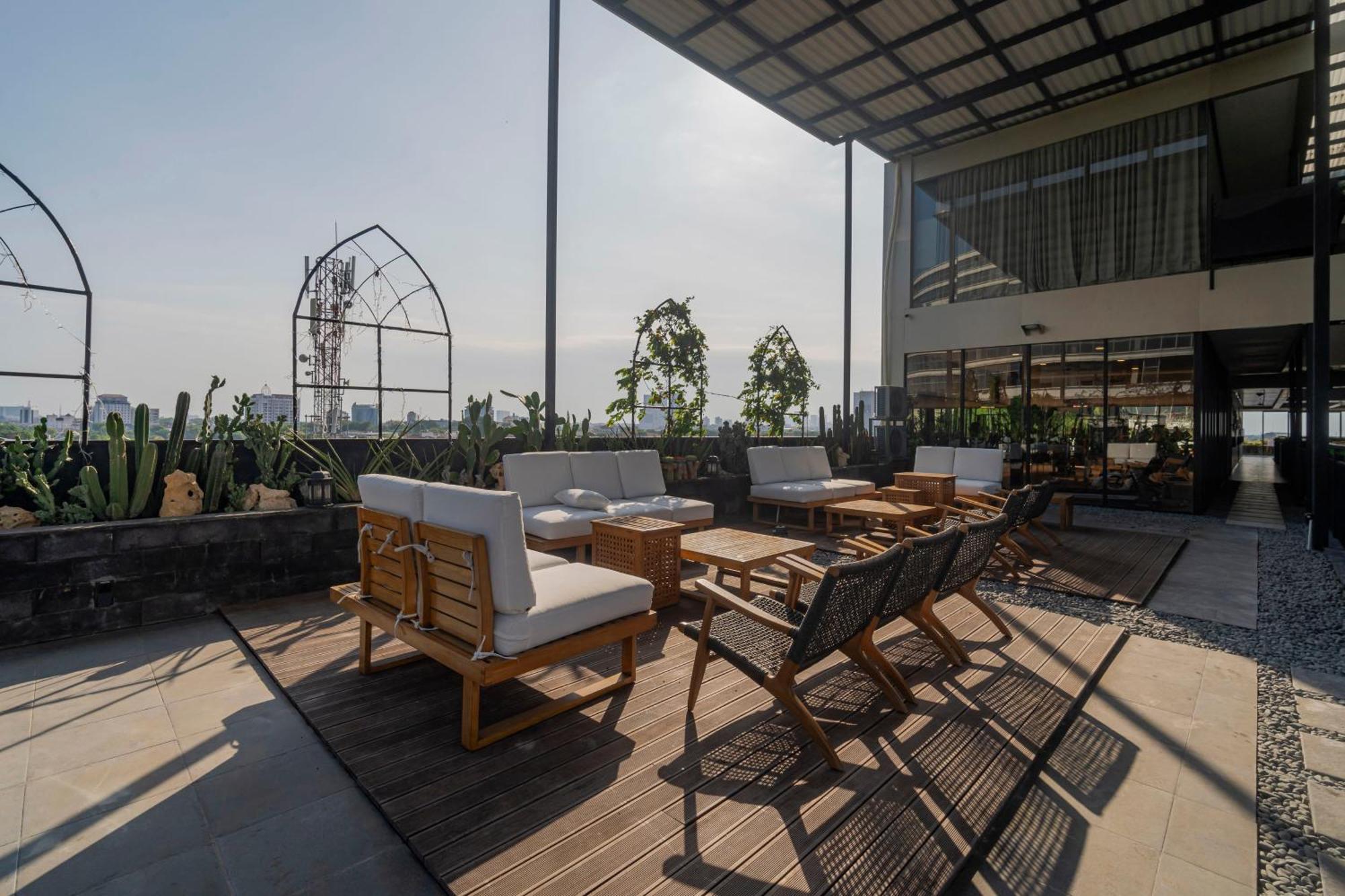 Stay.Vie Hotel Сурабая Екстериор снимка
